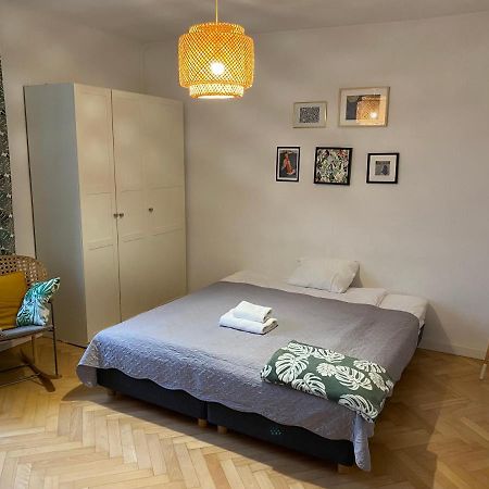 Slow Life Apartment Next To Metro Station Varsóvia Exterior foto