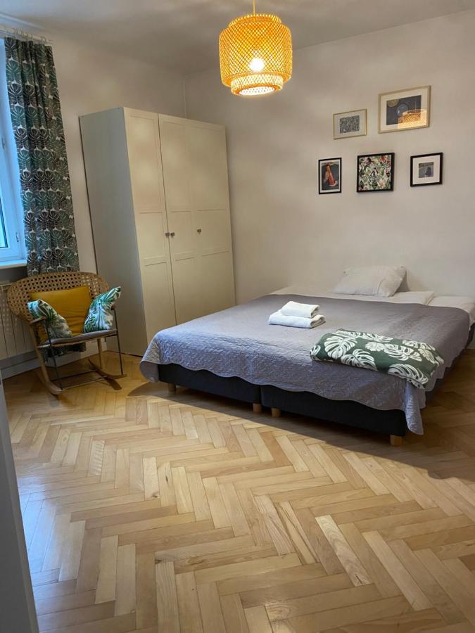 Slow Life Apartment Next To Metro Station Varsóvia Exterior foto